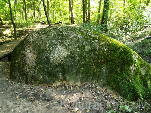 Krimuldas Lielais (Velna) akmens. Foto J. Urtāns